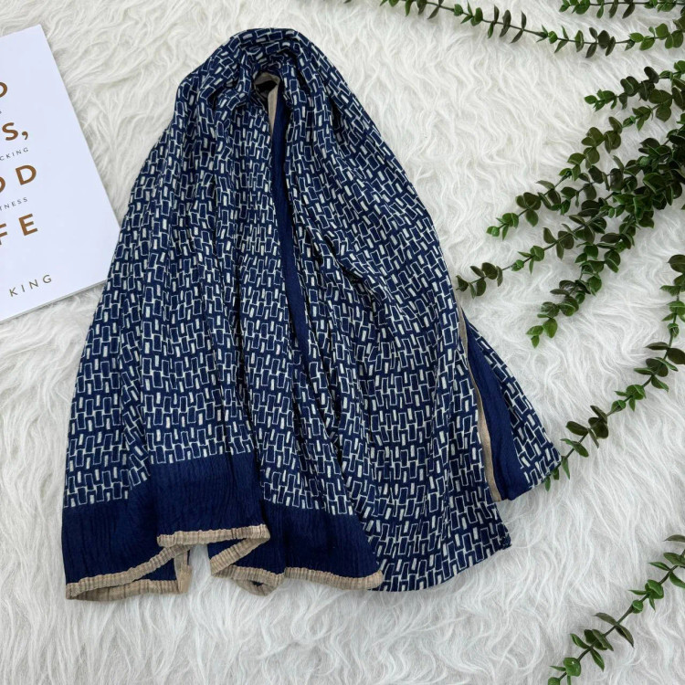 شال طرحدار نخی وارداتی قواره بزرگ 190x90 کرم رنگ بدون آبرفت و رنگ رفت