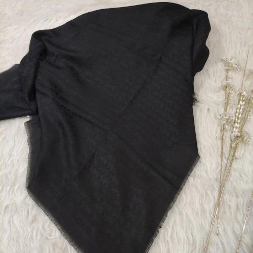 روسری ژاکارد MK کد 849 سایز 110x110 سانتیمتر مناسب استفاده روزمره بدون پرز و دون دون نشدنی