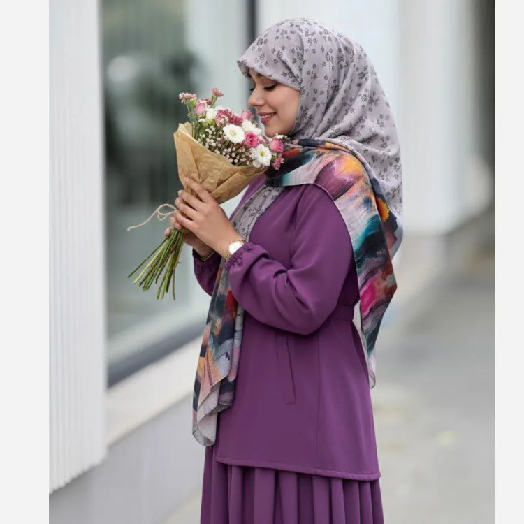 روسری نخی کاستوم طرح پارمیس قواره 110 زمینه طوسی چرخ دوز