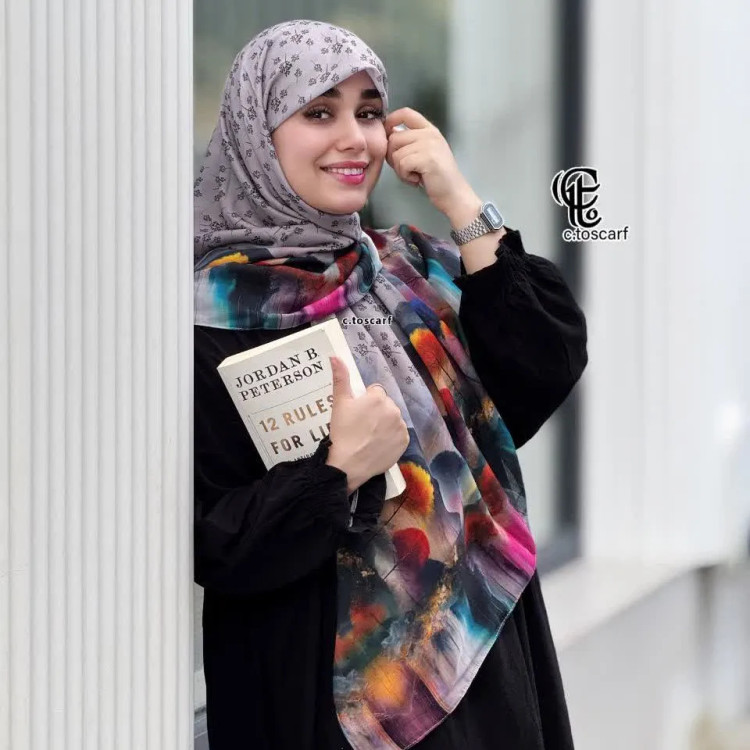 روسری نخی کاستوم طرح پارمیس قواره 110 زمینه طوسی چرخ دوز