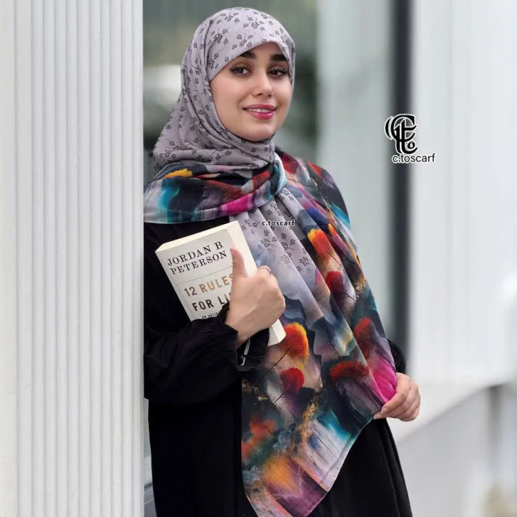 روسری نخی کاستوم طرح پارمیس قواره 110 زمینه طوسی چرخ دوز