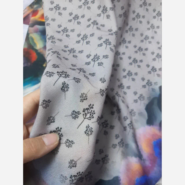 روسری نخی کاستوم طرح پارمیس قواره 110 زمینه طوسی چرخ دوز