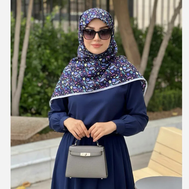 روسری نخ طرح ماهور سرمه ای اشکال هندسی ریز روزمره و مهمانی