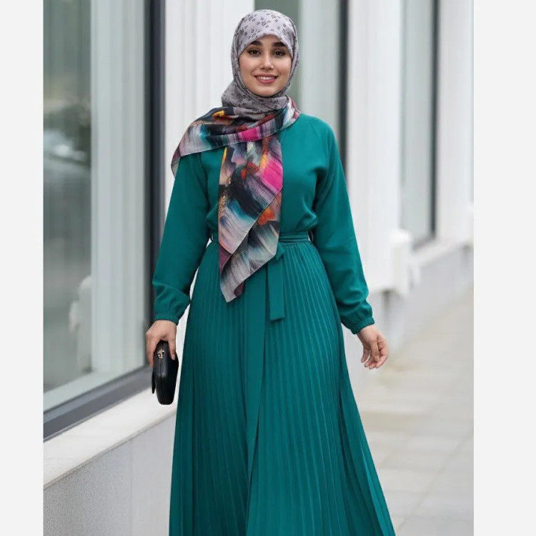 روسری نخی کاستوم طرح پارمیس قواره 110 زمینه طوسی چرخ دوز