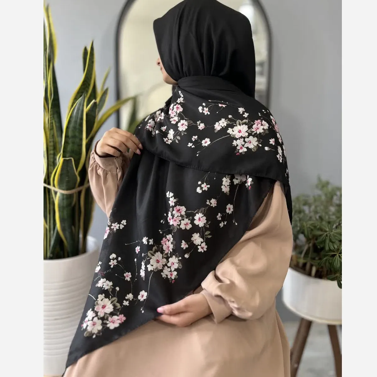روسری کرپ نخ تابستانی طرح نجمه قواره 140 دور دوخت منگوله دار