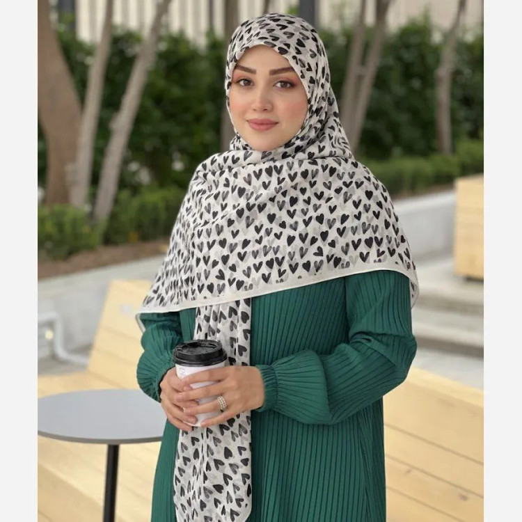 روسری نخی طرح مهری قلب ریز و درشت شیری
