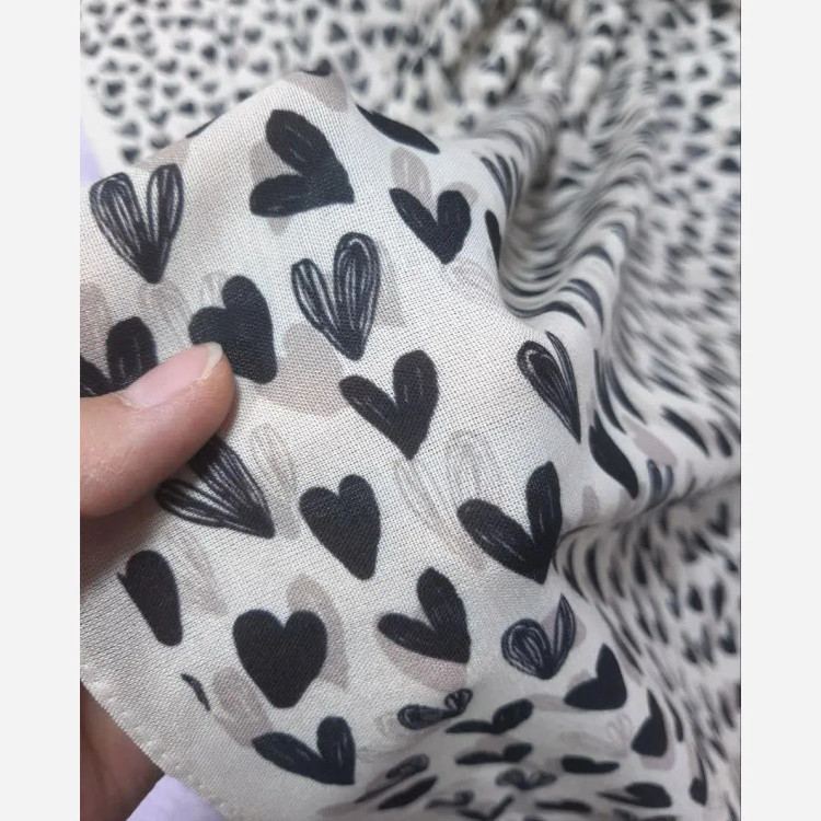 روسری نخی طرح مهری قلب ریز و درشت شیری