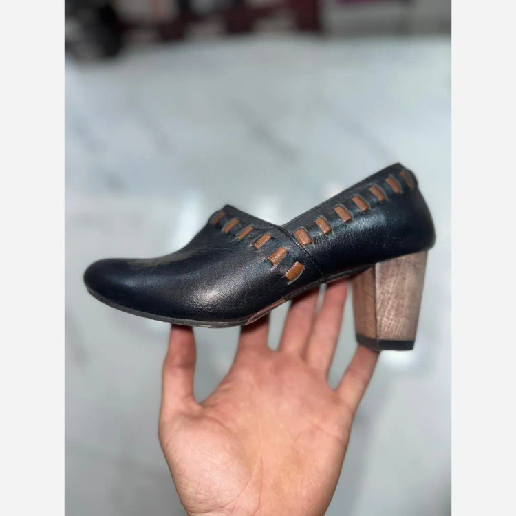 کفش پاشنه دار چرم گاوی زنانه مدل الپ مشکی و طوسی سایز 36