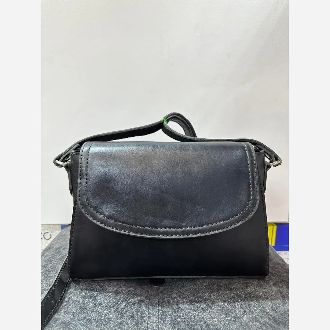 کیف دوشی تمام چرم گاوی دست دوز ابعاد 25 در 19 سانتیمتر