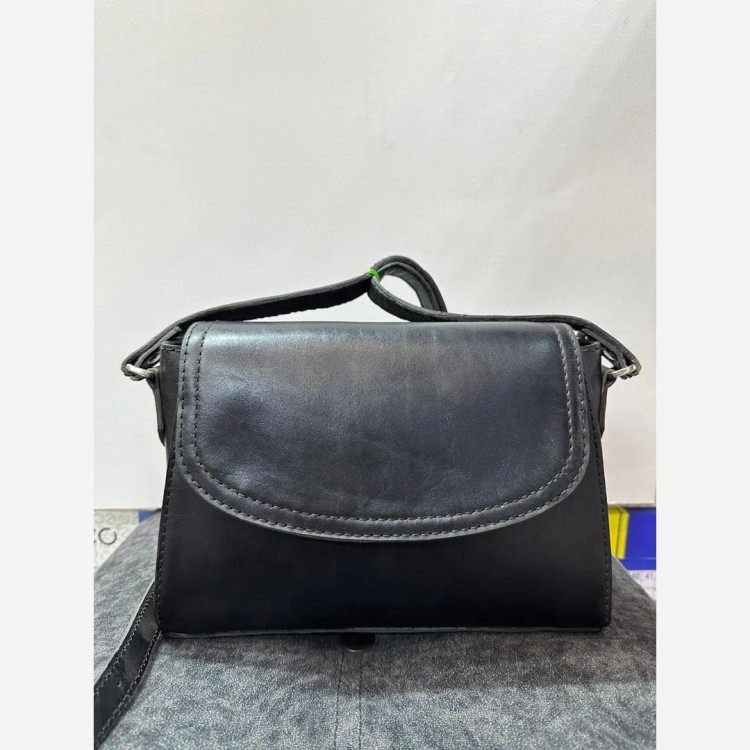 کیف دوشی تمام چرم گاوی دست دوز ابعاد 25 در 19 سانتیمتر