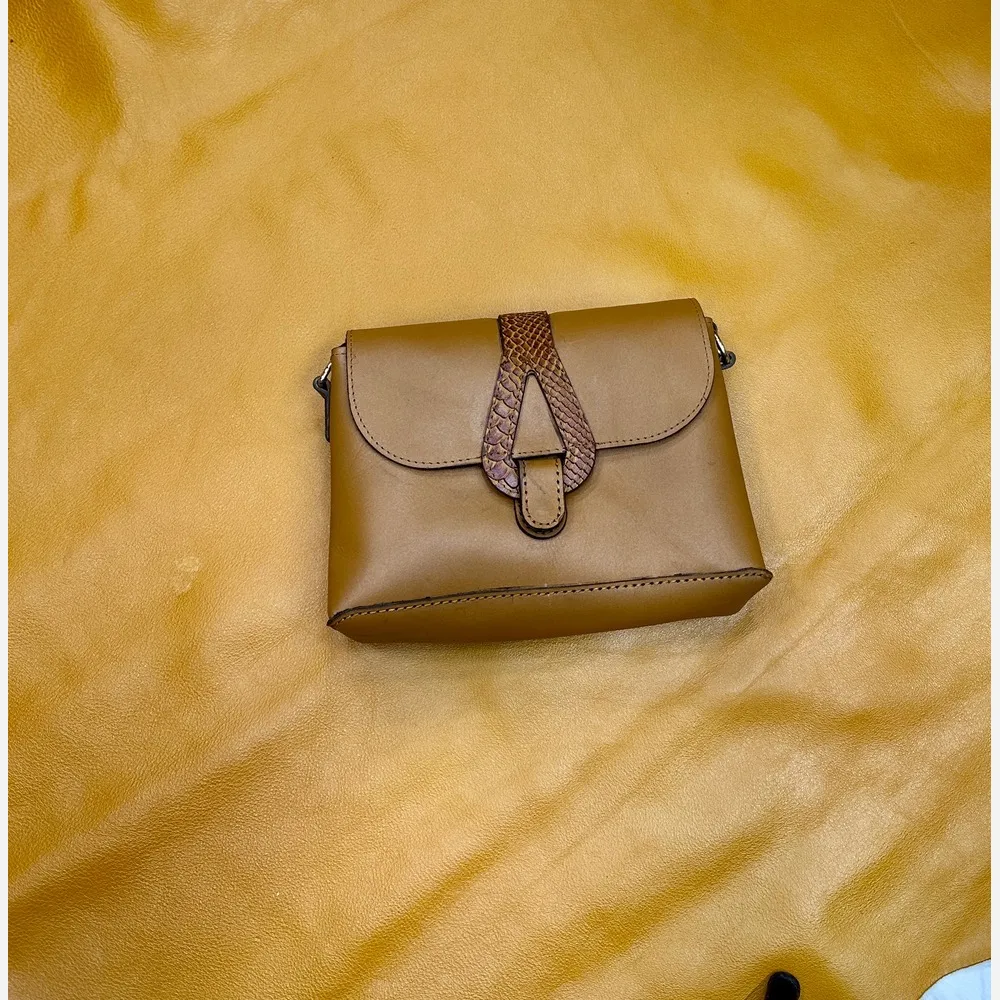 کیف دوشی چرم گاوی اصل زنانه مدل k46 مشکی و عسلی