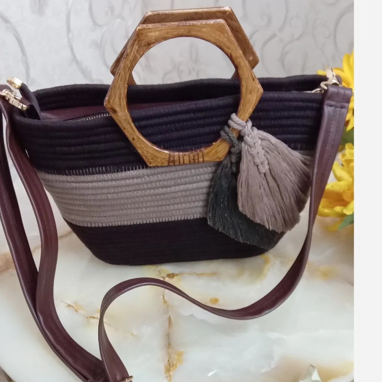 کیف قیطانی کرم قهوه ای با آستر مخملی و بند چرم قابل تنظیم