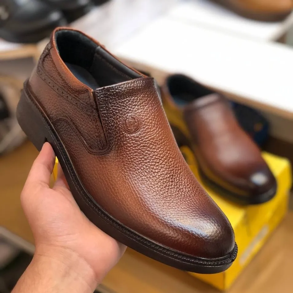 کفش چرم مردانه مدل بارسا رنگ عسلی رویه چرم طبیعی گاوی زیره طبی و سبک