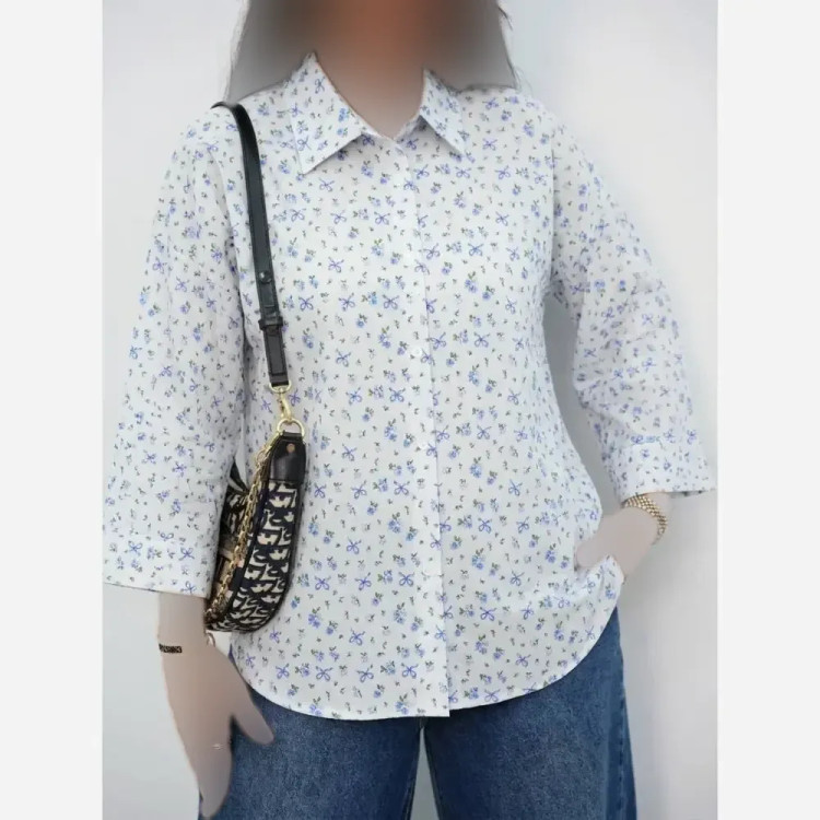 شومیز زنانه طرح گل آبی جنس بوگاتی فری سایز مناسب تا 46