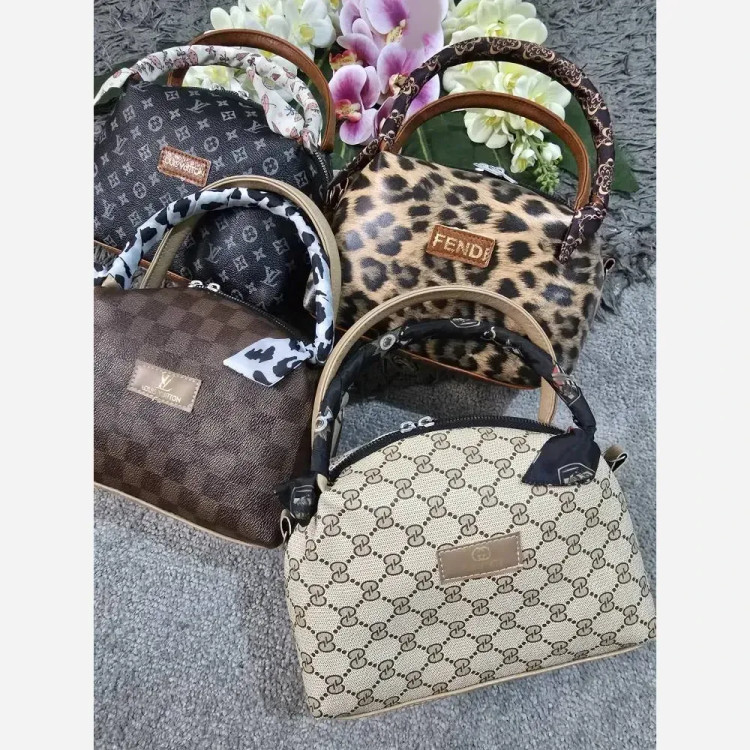 کیف دوشی زنانه مدل مژگان جنس چرم با بند بلند ابعاد 17 در 22 سانتیمتر