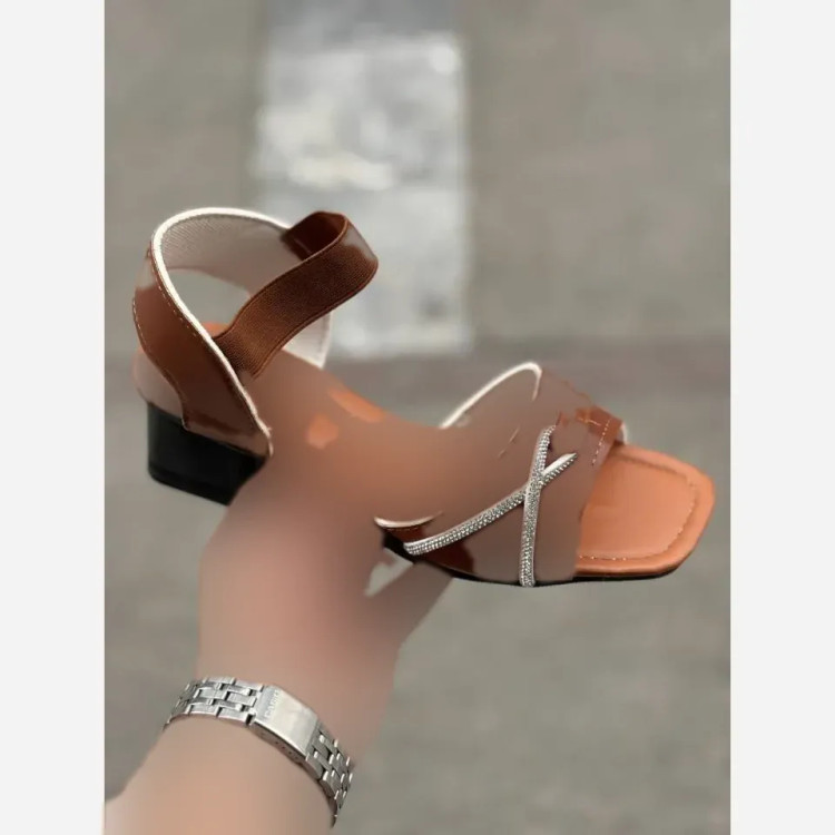 صندل زنانه نگیندار مدل هشتی جلو کش پاشنه 5 سانت چرم بیاله