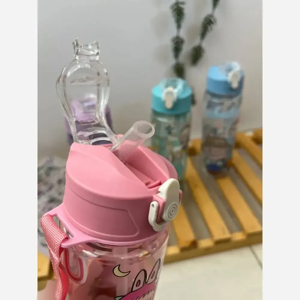 قمقمه نی دار لبوبو 800 میلی لیتری جنس اکرولیک نشکن همراه با بند دستی