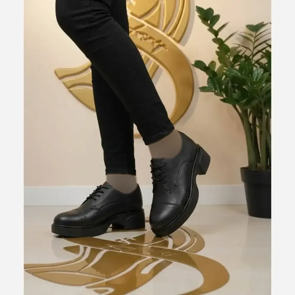 کفش طبی زنانه مدل المیرا کلاسیک رویه چرم صنعتی رنگ مشکی