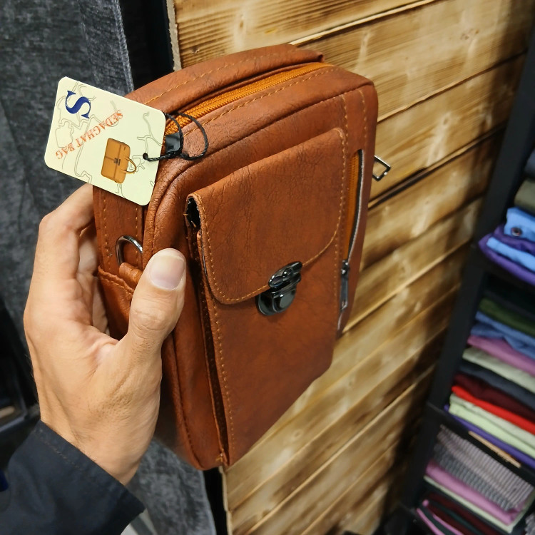کیف دوشی اسپرت مردانه چرم مصنوعی با بند قابل تنظیم و دسته ابعاد 21 در 16 سانتیمتر