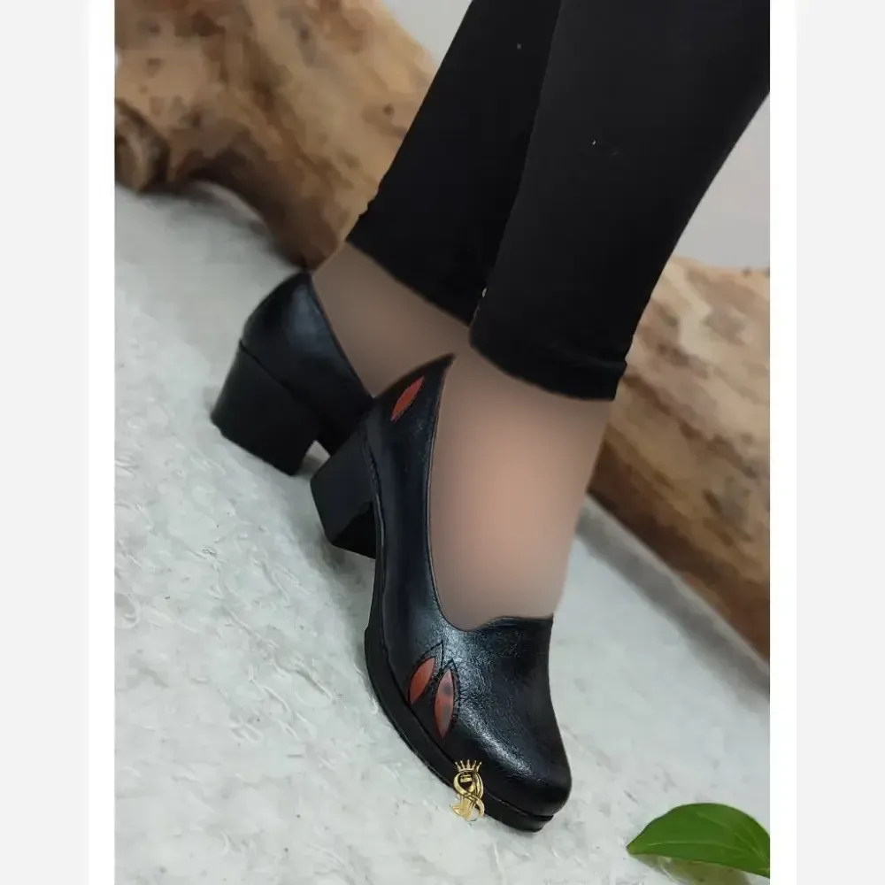 کفش طبی زنانه چرم صنعتی مدل برگی رنگ مشکی پاشنه 5 سانت