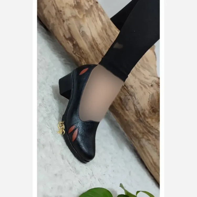 کفش طبی زنانه چرم صنعتی مدل برگی رنگ مشکی پاشنه 5 سانت