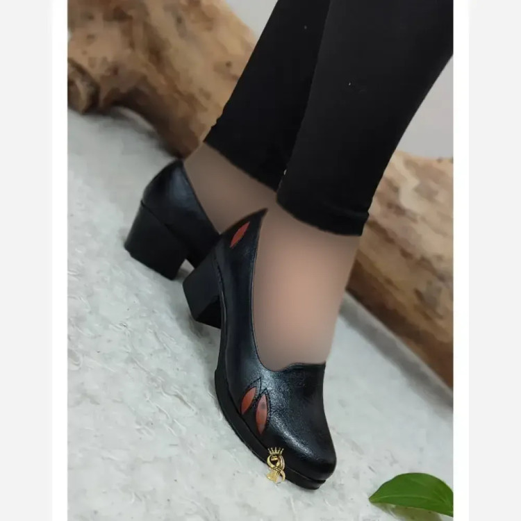 کفش طبی زنانه چرم صنعتی مدل برگی رنگ مشکی پاشنه 5 سانت