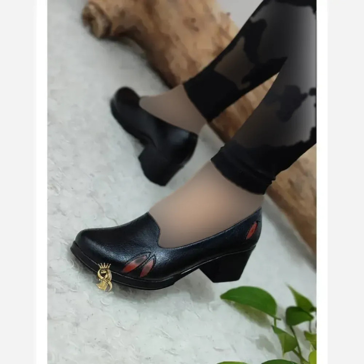 کفش طبی زنانه چرم صنعتی مدل برگی رنگ مشکی پاشنه 5 سانت