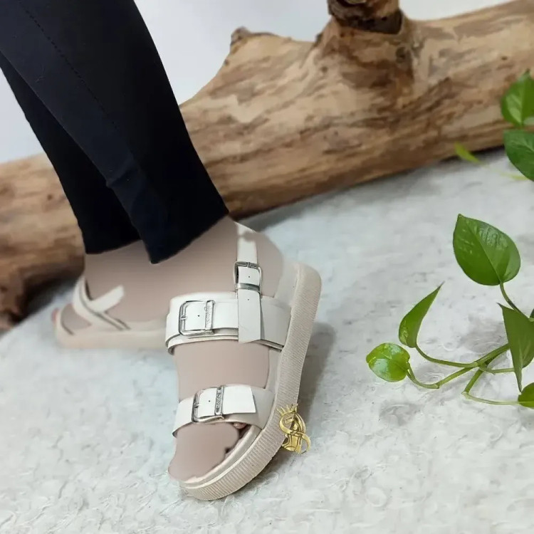 صندل طبی زنانه مدل سه سگک چرم صنعتی زیره PU رنگ عسلی و کرم