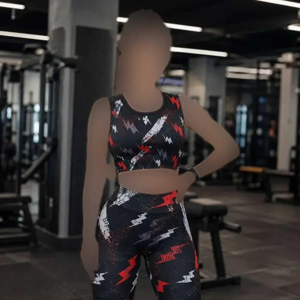 ست ورزشی زنانه نیم تنه و شلوار فول کش جنس فلامنت فری سایز