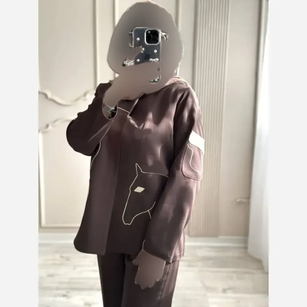 کت شلوار زنانه مدل الینا جنس سوپر مازراتی اعلا گلدوزی شده