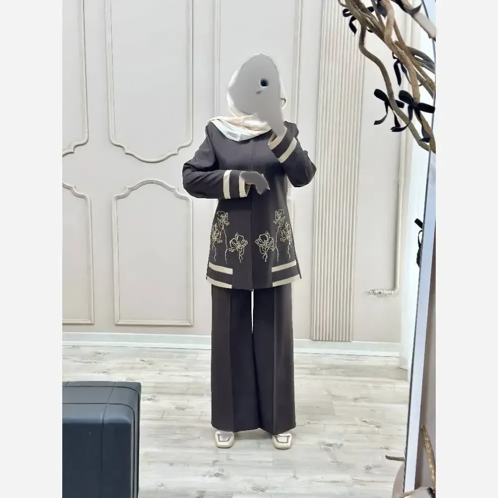 کت شلوار گلدوزی مدل رویا بزایاق اعلا زنانه در رنگبندی مشکی، سرمه ای، کرم، قهوه ای و سایزبندی 38 تا 50