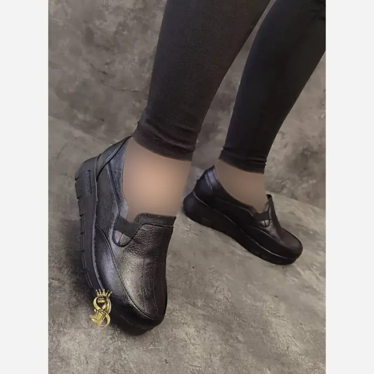 کفش لژدار طبی زنانه مدل پروانه چرم صنعتی مشکی پنجه پهن