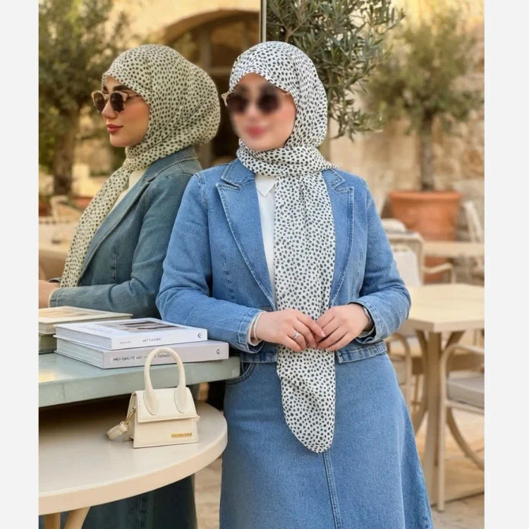 روسری نخی کاستوم طرح سپید قواره 110 دور دوخت بدون لیز خوردگی