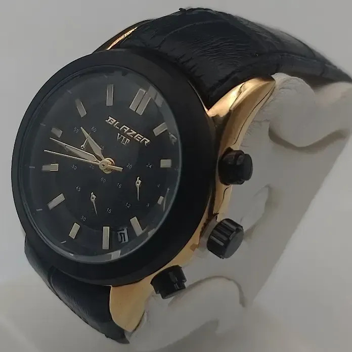 ساعت مچی زنانه بلیزر چرمی مشکی طلایی طرح سه موتور تقویم دار